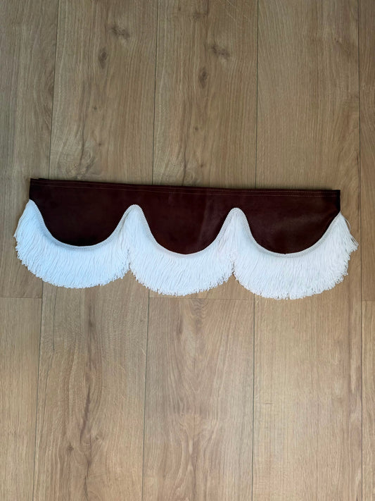 Brun frontkappe med hvite frynser på lager