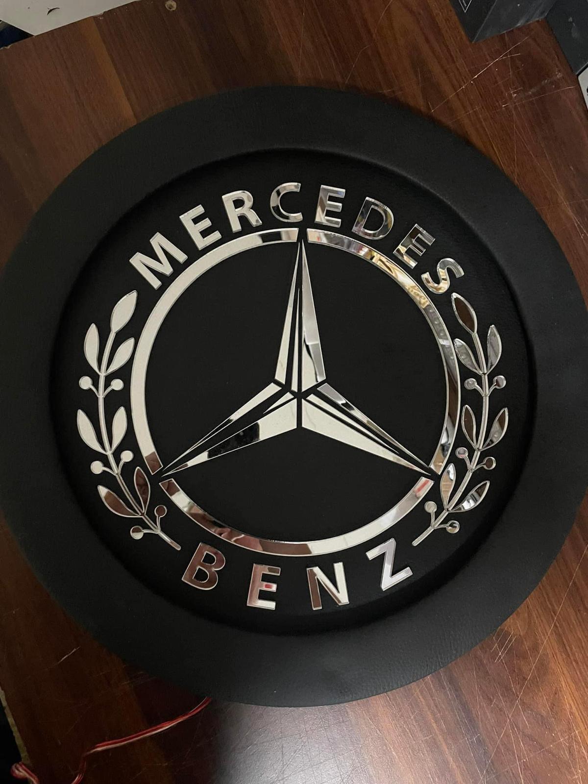 Mercedes bakveggsplate rundt